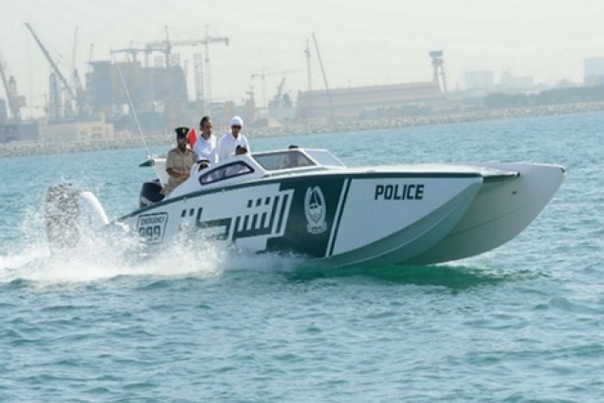 شرطة دبي تتسلم زورق النجدة السريع 