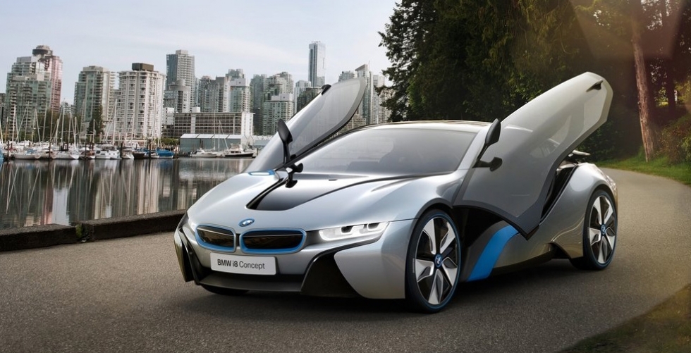 i8  السباقة في مواجهة  R8