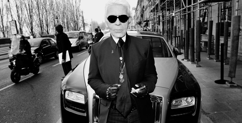 مجلة ورقية لKarl Lagerfeld في سياق معاكس 