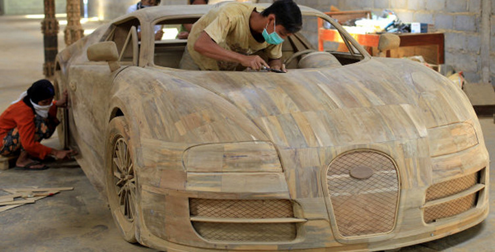 مجسم خشبي لسيارة بوغاتي فيرون الفاخرة
