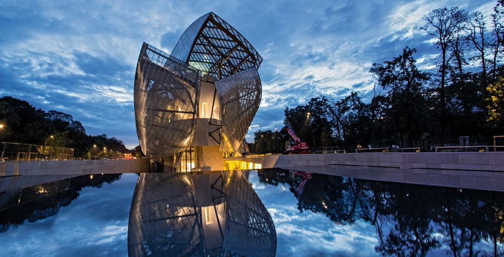 Louis Vuitton لويس فيتون تبهر العالم بمتحفها الزجاجي بباريس