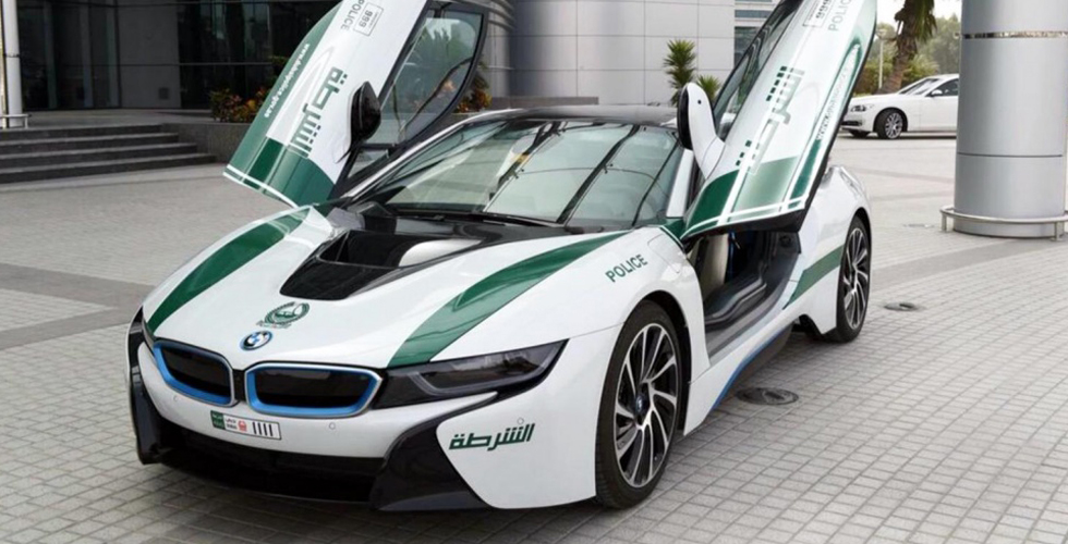 شرطة دبي تضيف BMW i8 إلى اسطولها 