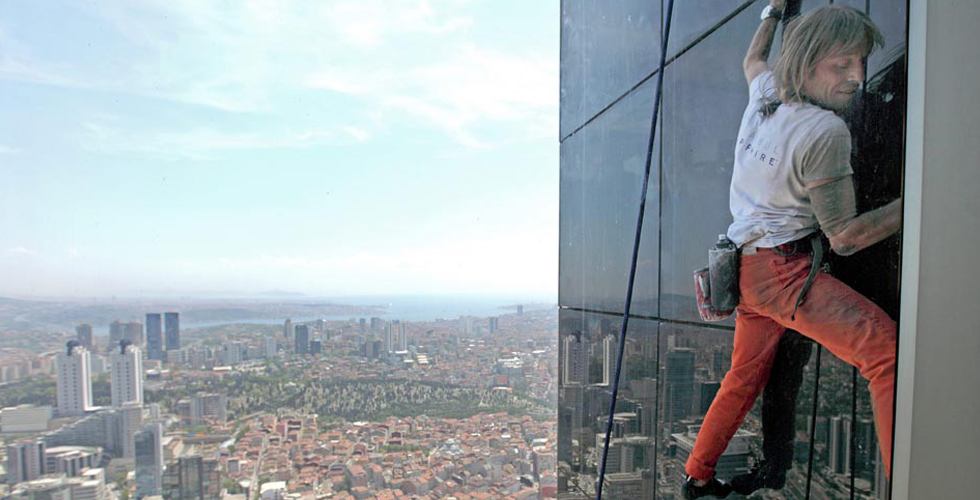 سبايدر مان يتسلق برج كيان في دبي 