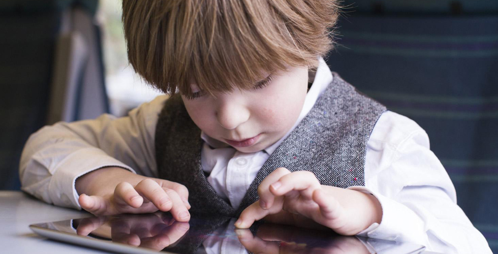 كيف تحمي طفلك من الأجهزة الذكية؟