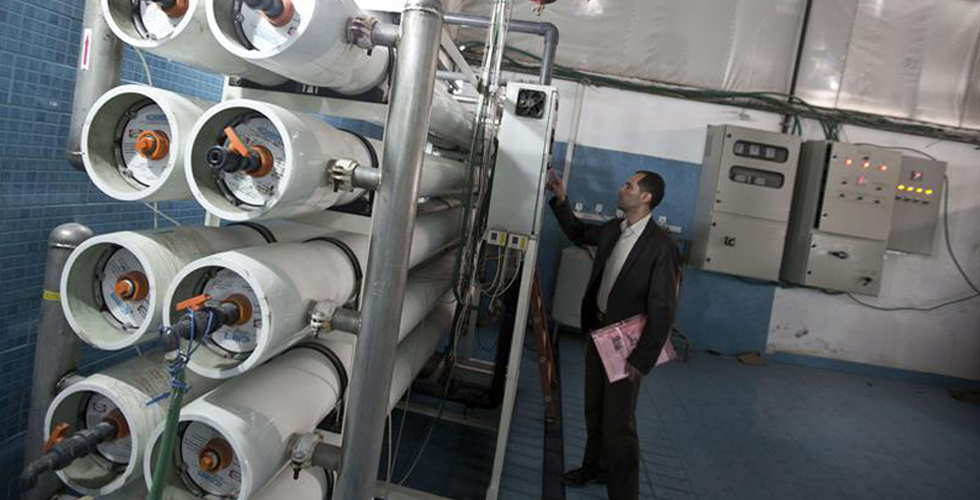 مهندس فلسطيني يصمم جهازا لتحلية مياه البحر