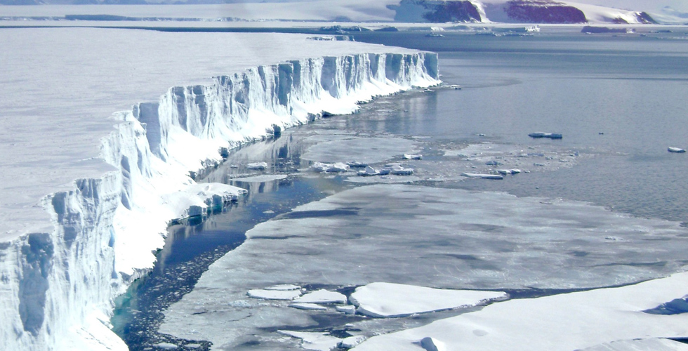 تداعي الارصفة الجليدية القطبية يهدد بارتفاع البحر