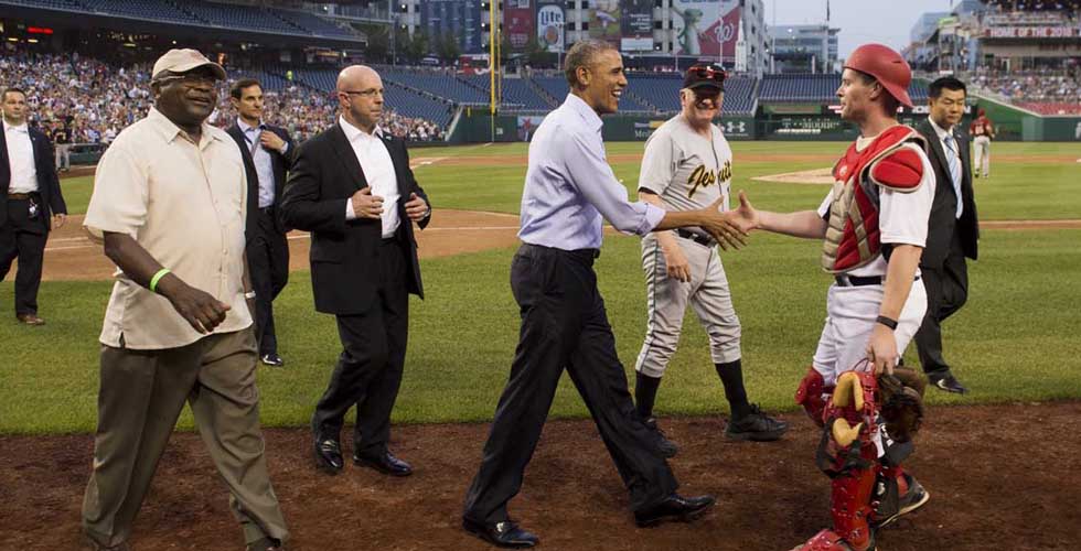 أوباما يفاجئ المشاركين في مباراة البيسبول