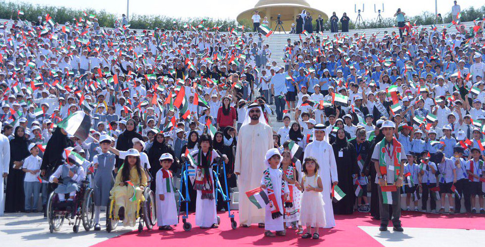 حاكم دبي يرفع العلم في عيده