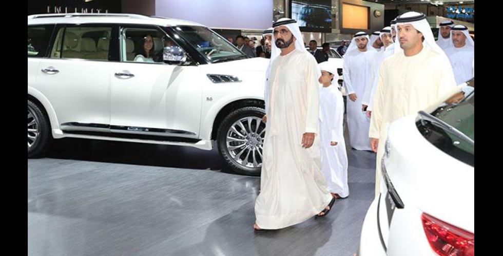 حاكم دبي يجول في معرضها الدولي للسيارات