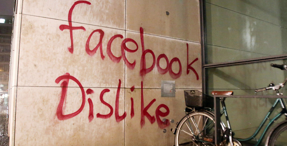 هجومٌ على مبنى فيسبوك في المانيا 