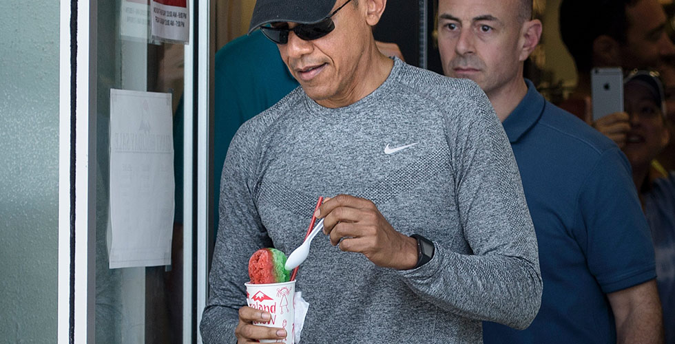 أوباما يأكل البوظة برفقة ابنتيه