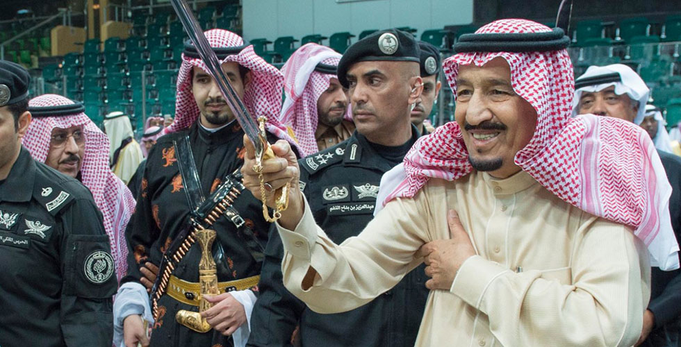 الملك سلمان بن عبدالعزيز آل سعود يرعى العرضة السعودية