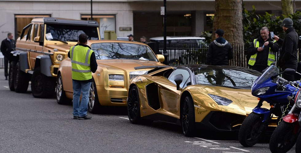مليونير سعودي بسيّاراته الذهبيّة 