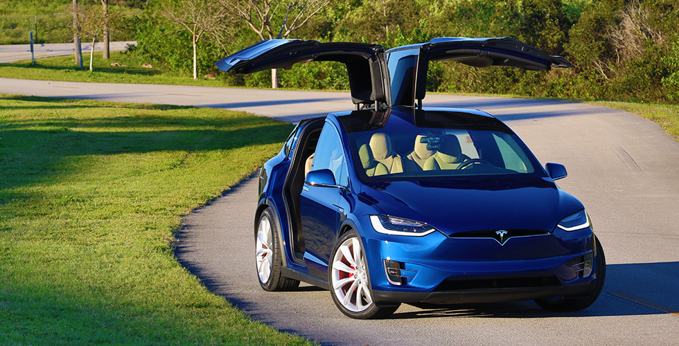 الTesla Model X  الغريبة