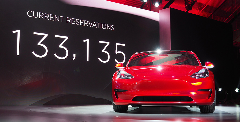 Tesla تجمع مليارين $  لل Model 3