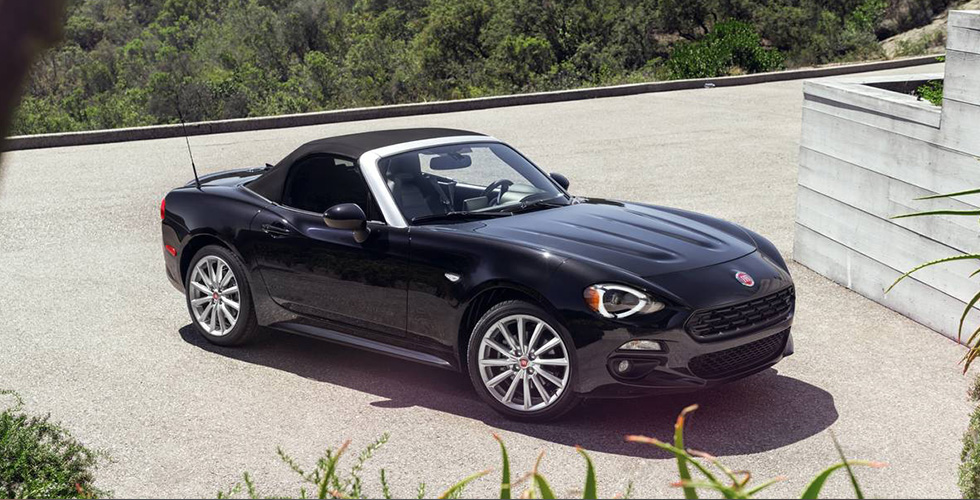 عن ال Fiat 124 Spider)  2017 )