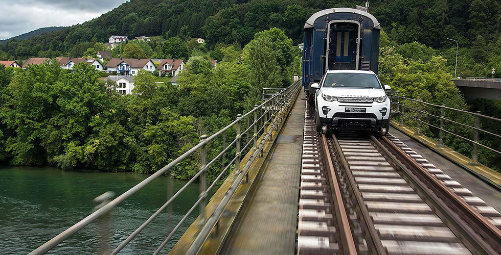 بالفيديو: Land Rover  تجرّ قطاراً