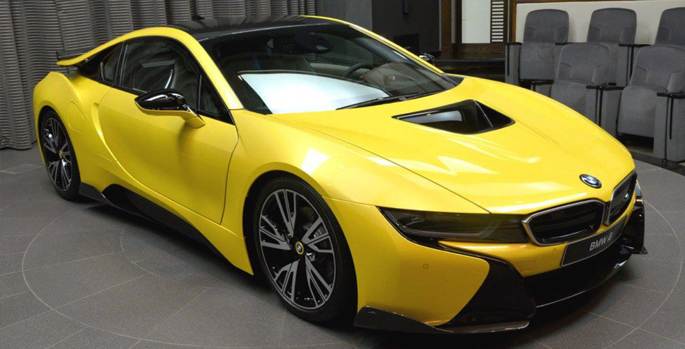 BMW i8  بأصفر اللّافا