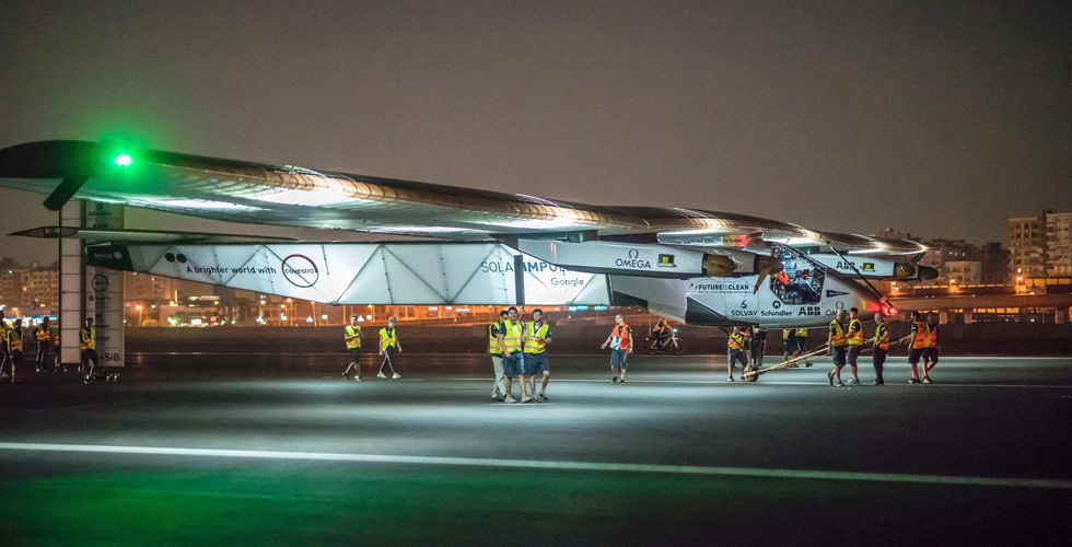 الطائرة الشمسية تنهي رحلتها في أبوظبي