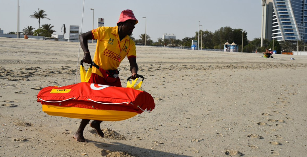 منقذ بحريّ آليّ على شواطئ دبي