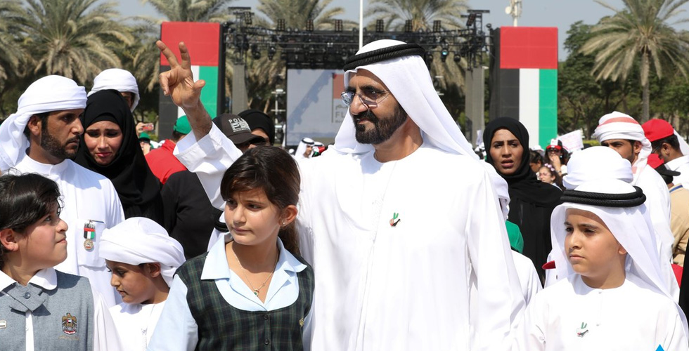 حاكم دبي يرفع العلم في يومه الاماراتي 
