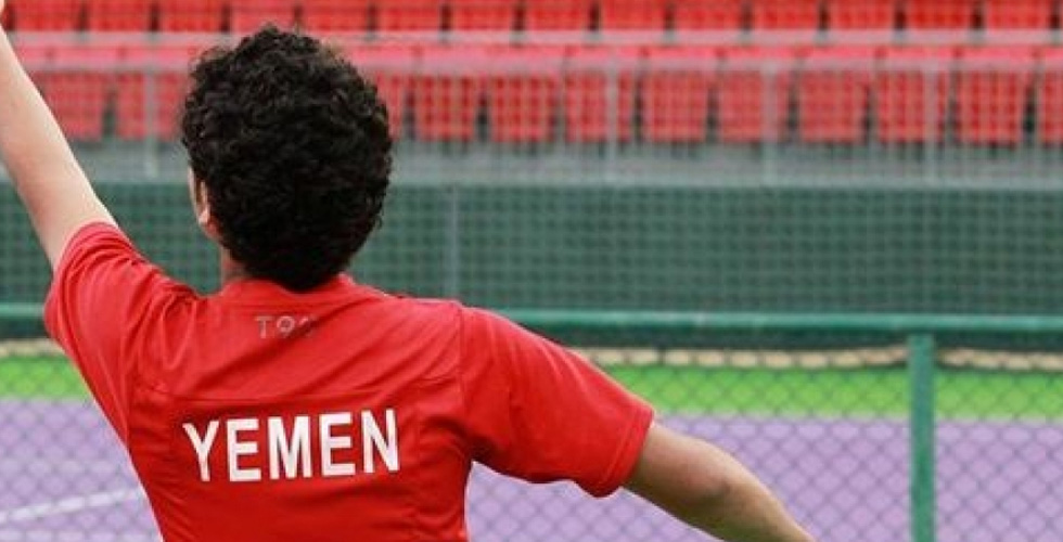 اليمني الحسن اسحاق يلعب التنس في قطر