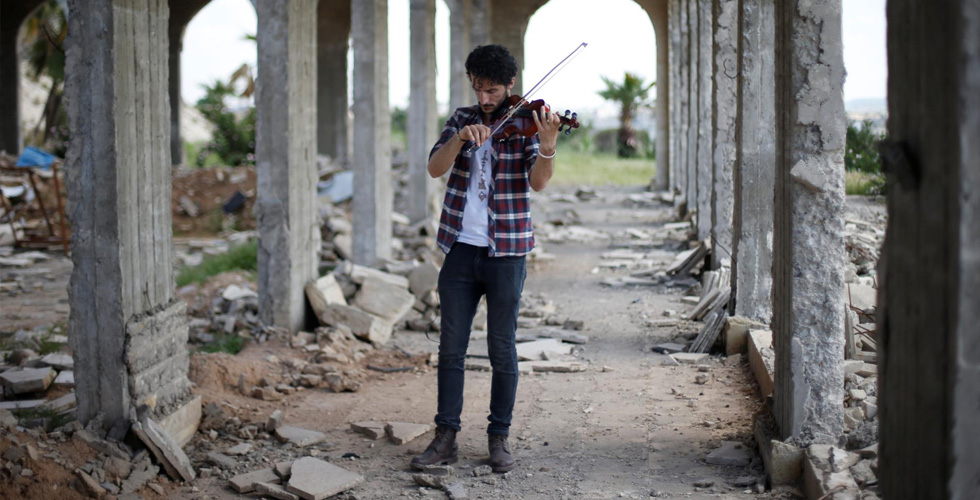 عازف كمان يمجّد الموسيقى في الموصل 