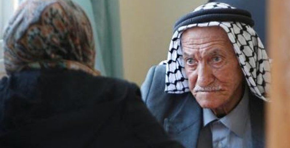 عجوز فلسطيني له ٣٦حفيدا يتابع علمه 