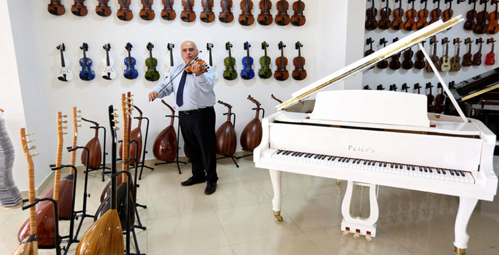 لبناني يعزف على ٤٦ آلة موسيقية