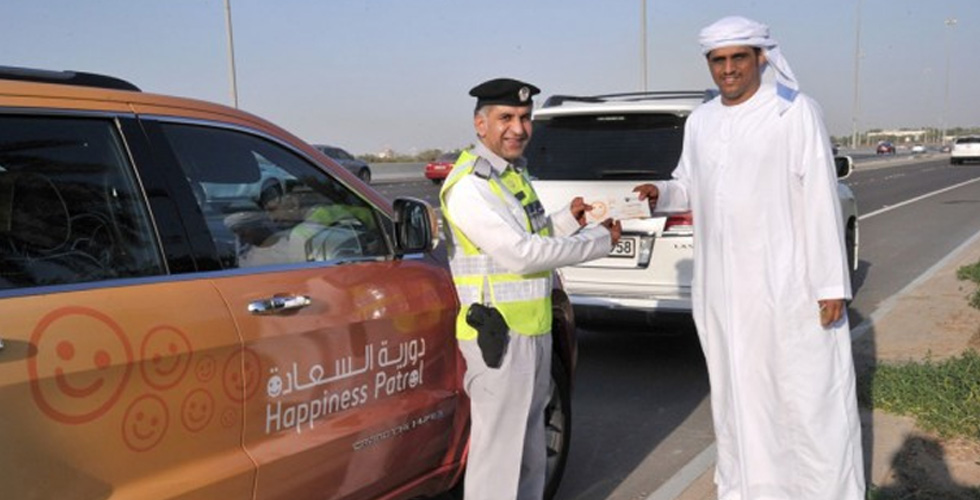 دوريات السعادة في دبي تكرّم الملتزمين 