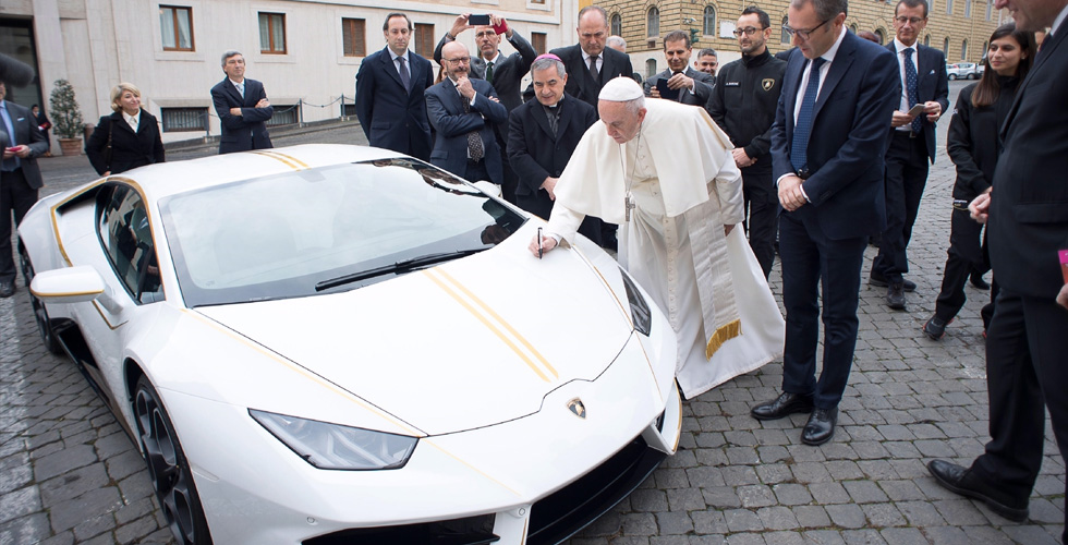 سيارة لامبورغيني بتوقيع البابا للمحتاجين