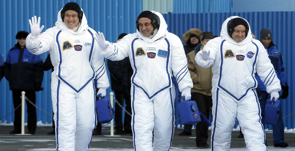 روسي وياباني وأميركي الى الفضاء
