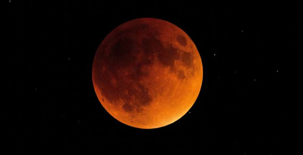 لماذا يُسمّى القمر الأزرق الدموي العملاق؟
