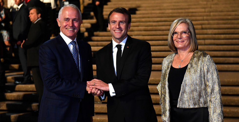 ماكرون يصف زوجة رئيس الوزراء الاسترالي باللذيذة