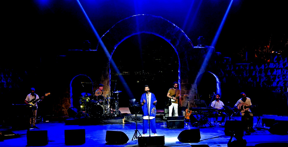 مايك ماسي بأغانيه المثيرة يلهب الشباب اللبناني