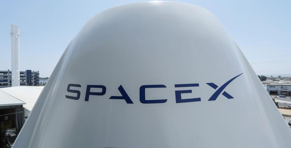 سبيس إكس توقع عقدا مع أول مسافر خاص للدوران حول القمر
