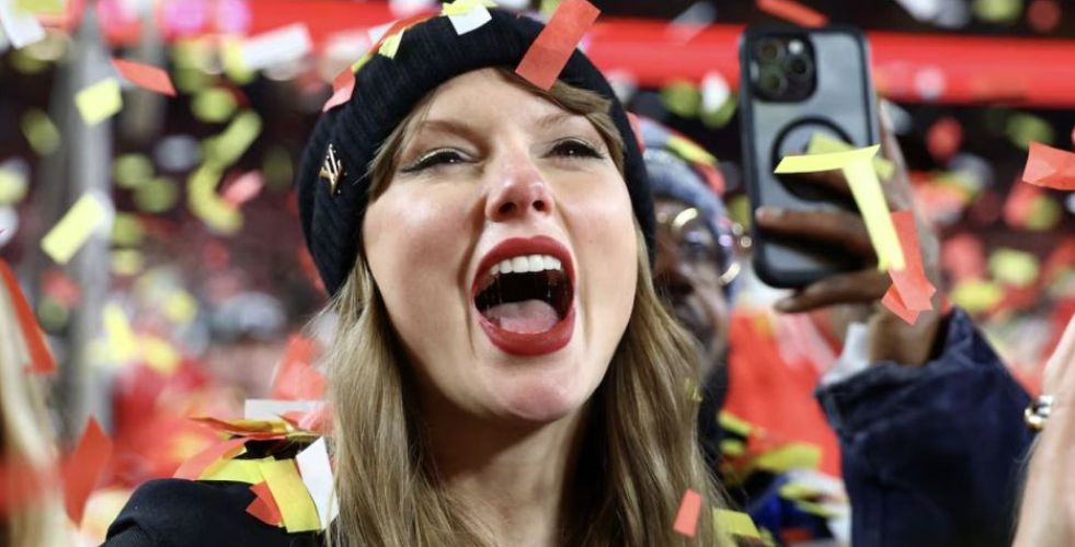 تيلور سويفت ملكة مبيعات الأغاني