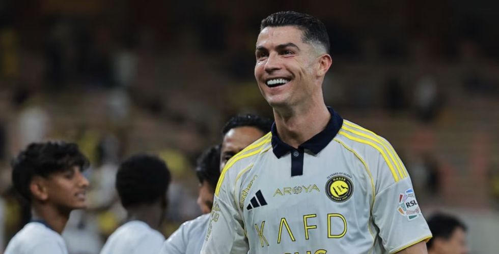 رونالدو أول ملياردير على الملعب الأخضر