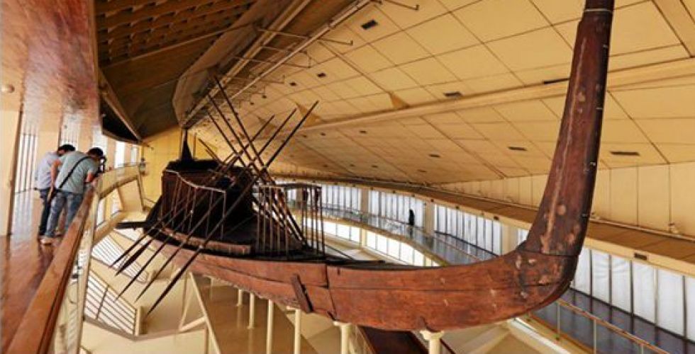 أقدم سفينة  فرعونية الى المتحف