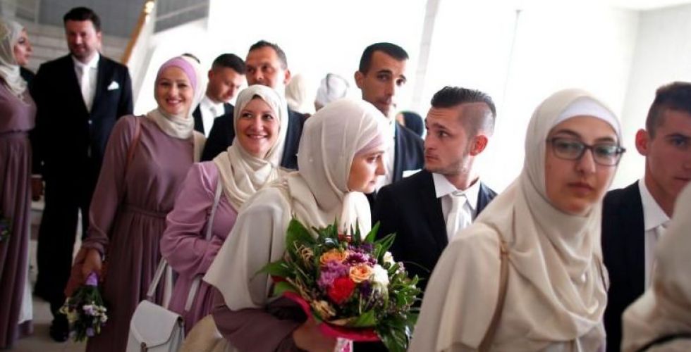 البوسنيون يتخطون اقتصادهم المأزوم بالزواج الجماعي