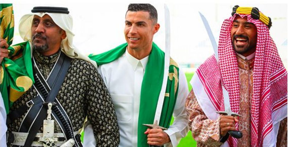 رونالدو يرقص العرضة مرتدياً الثوب السعودي