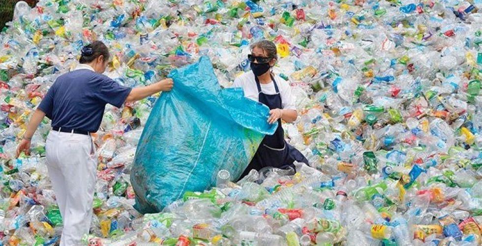 تأثير الزجاجات البلاستيكية وعبوات الألومنيوم على البيئة