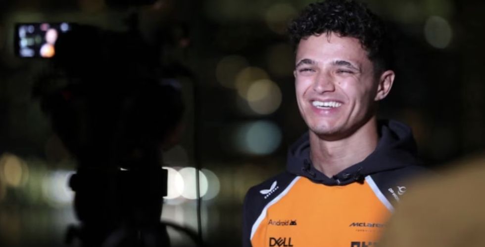 نوريس يتسلم كأس بطولة العالم لفورمولا 1