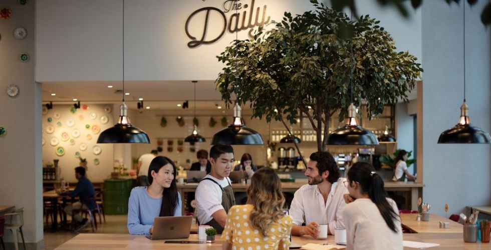 مطعم ذا ديلي في فنادق روڤ الشهير يطلق مناصبٍ وظيفية مبتكرة