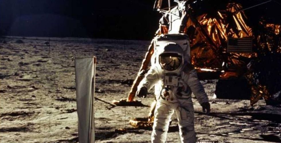 لماذا يُهاجم فيلم الرجل الأول الذي نزل الى القمر؟