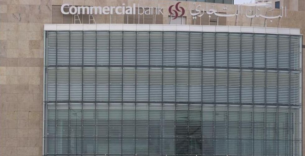 ما سببُ بيع التجاري القطري حصته في البنك العربي المتحد؟