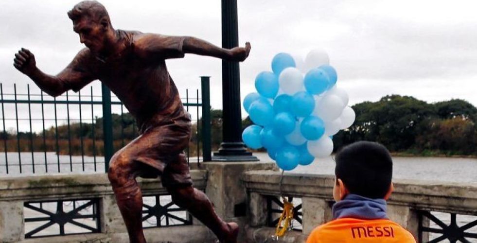 هجوم أرجنتيني عنيف على تمثال ميسي