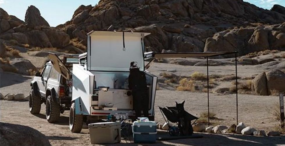 سيارة بمقطورة للتخييم في الصحراء