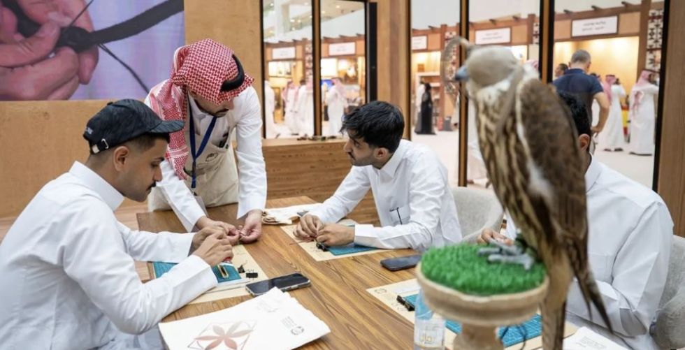 وِرث يُعرّف زوار معرض الصقور والصيد بالفنون التقليدية السعودية