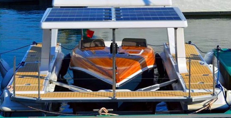 الشحن الشمسيّ الأنيق لقارب أو يخت